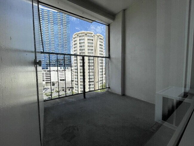 Building Photo - PACIFIC GRAND studio, sec, A/C, lanai, poo...