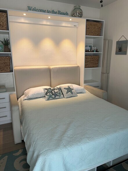 Queen size memory foam mattress - 3203 NE 5th St