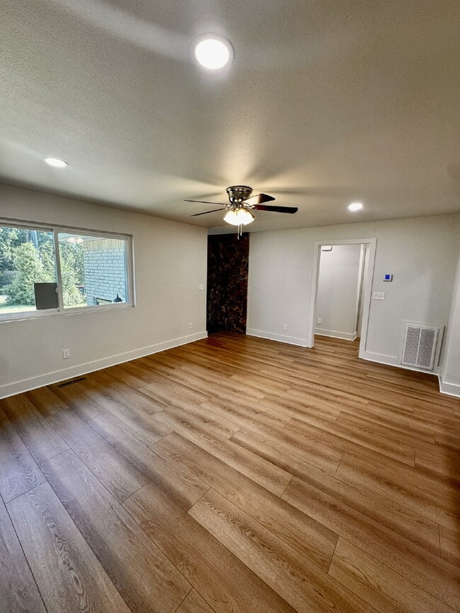Building Photo - 14911 Dutchmans Dr