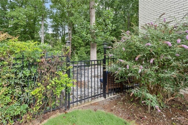 Building Photo - 720 Brookline Dr SE