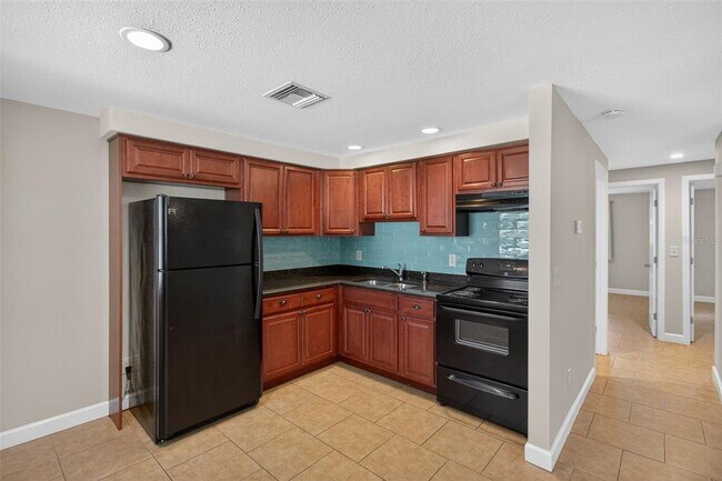 Building Photo - 3118 Pine Tree Ave