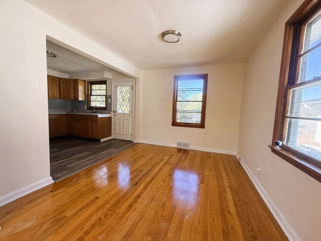 Building Photo - 2 bedroom Rental Home