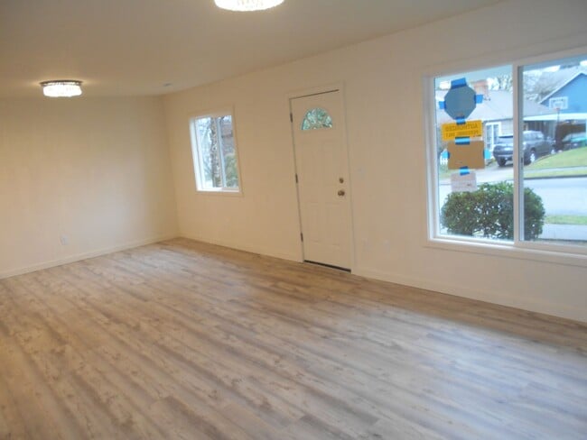 Building Photo - Completely Remodeled Home in Vibrant Sellw...