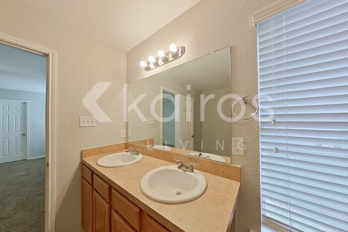 Building Photo - 1621 Vineridge Ln