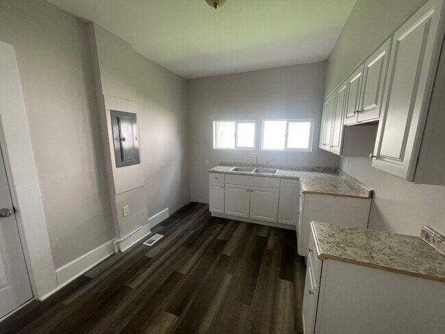 Building Photo - 1138 W 30th St