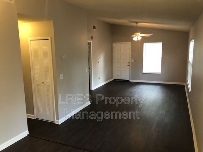 Building Photo - 1406 Northlake Dr