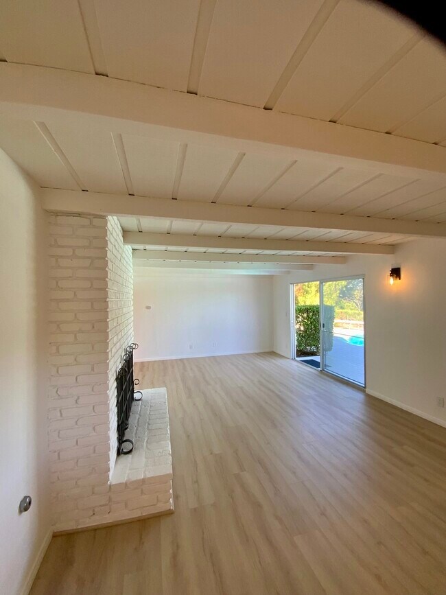 Building Photo - 915 Ranch View Ln