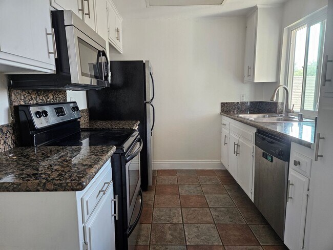 Building Photo - 1 month off move in special. 2 bedroom 2 bath with in unit laundry in Hillcrest /North Park!