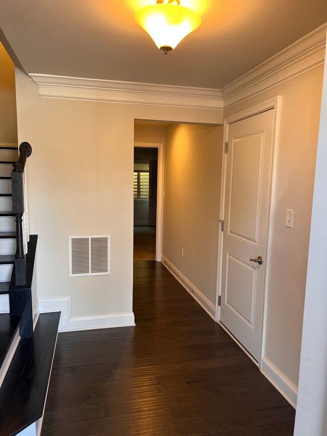 Building Photo - 818 Oval Park Ln