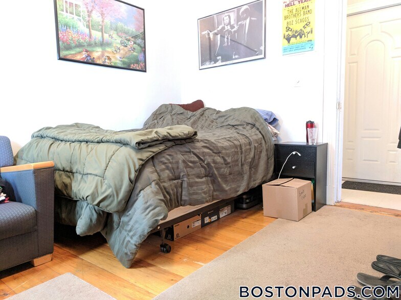 Building Photo - 168 Hillside St