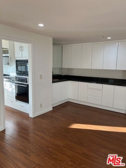 Building Photo - 120 S Crescent Dr