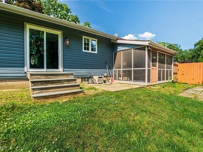 Building Photo - 216 W Glenridge Rd