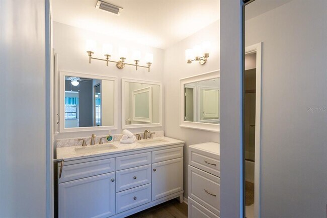 Building Photo - 5630 Golf Pointe Dr