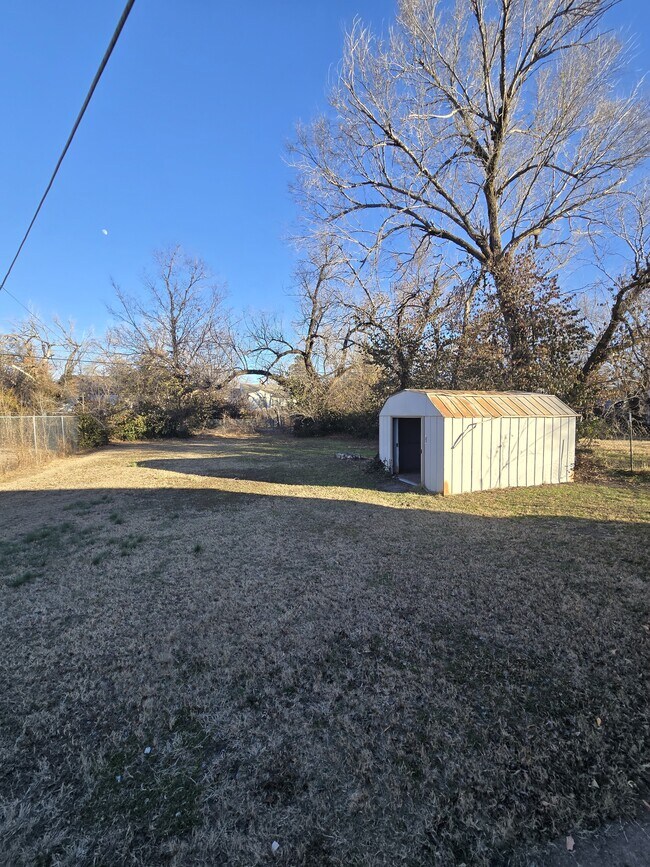 Building Photo - 1332 N Erie St