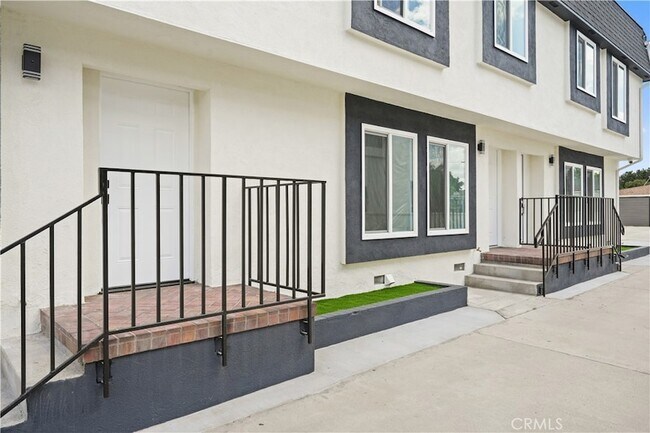 Building Photo - 7010 Lennox Ave