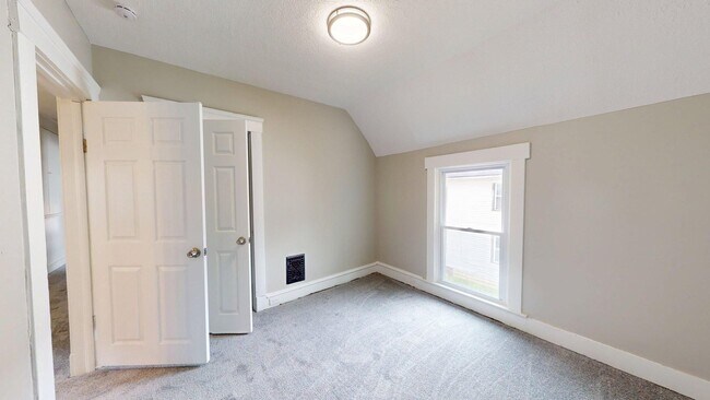 Building Photo - Madison/West Blvd neighborhood: 3 bedroom/1 bath single family home.