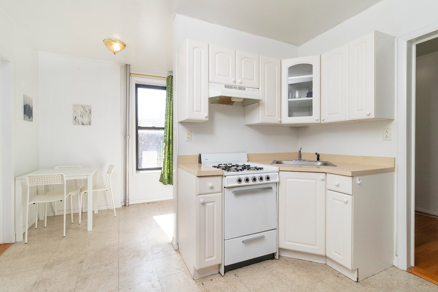 Building Photo - 224 E 95th St