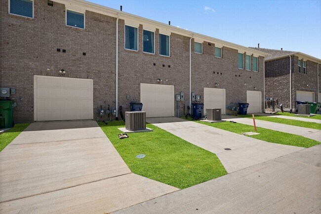 Building Photo - 5243 Legacy St