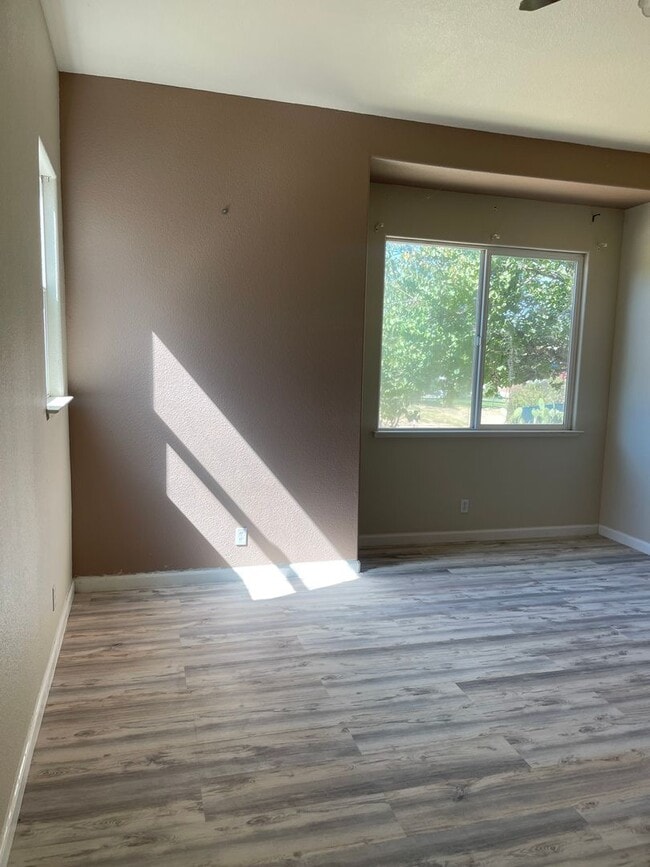 Building Photo - 5-Bedroom, 3-Bathroom Home for Rent on 1-A...