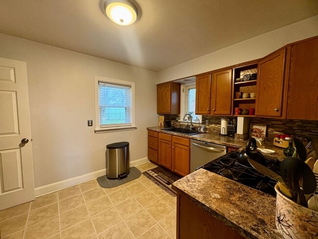 Building Photo - 3 Bedroom 1 Bathroom in Harrisburg!