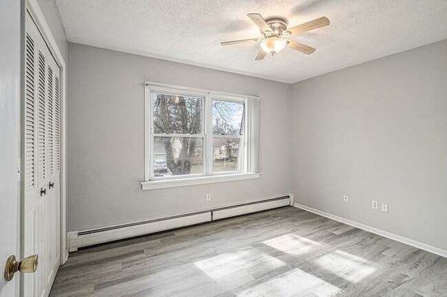 Building Photo - $1250 /2-bedr/1.5 bath town house duplex; tenant pays only electric (Kalamazoo)