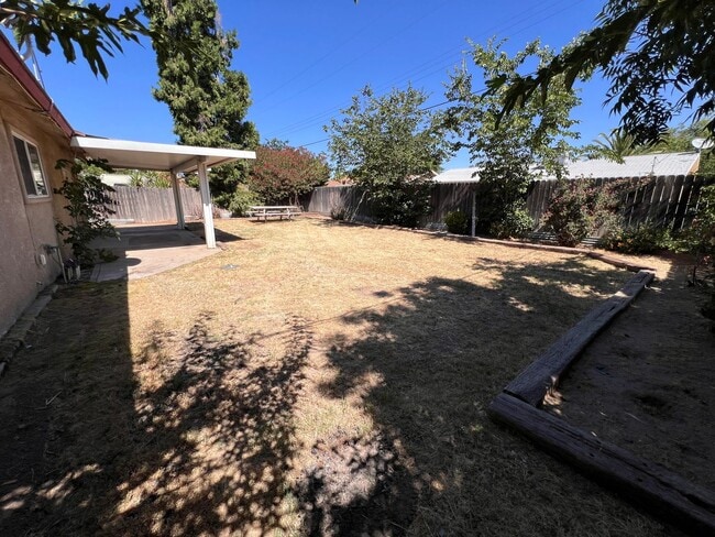 Building Photo - $1,995 Fowler & Shields, 3 Bedrooms - E Fe...