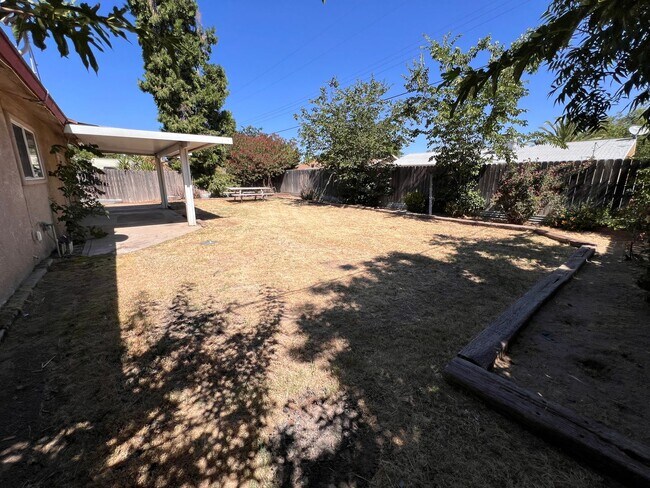 Building Photo - $2,250 Fowler & Shields, 3 Bedrooms - E Fe...