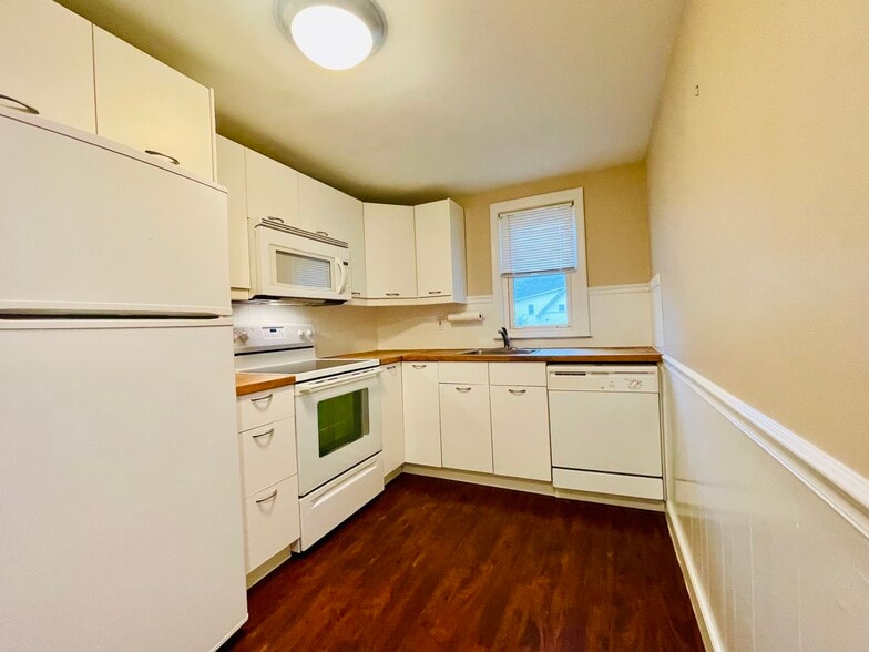 Kitchen - 806 Hall St