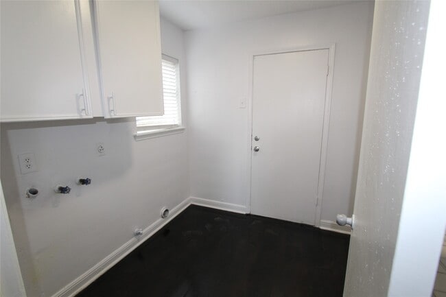 Building Photo - 409 Riverbend St