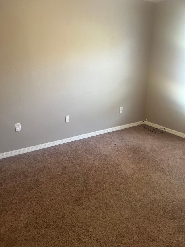 Building Photo - Wonderful 2 bedroom home with Addition Den or Office, Great Location