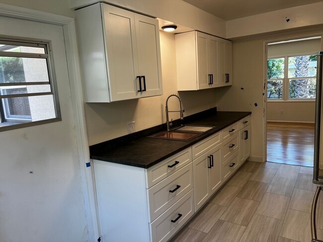 Building Photo - 2 Bedroom 1 Bath Completely Remodeled Apar...