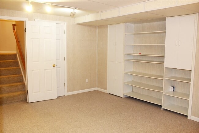 Building Photo - 121 Brittany Cir