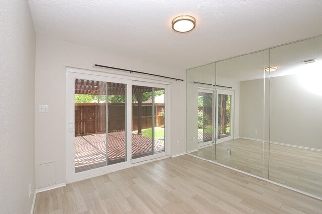 Building Photo - 703 Flower Field Ct