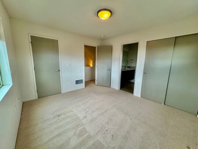 Building Photo - Location! Location! Modern 3 bed, 2.5 bath, Townhome near Greenlake!