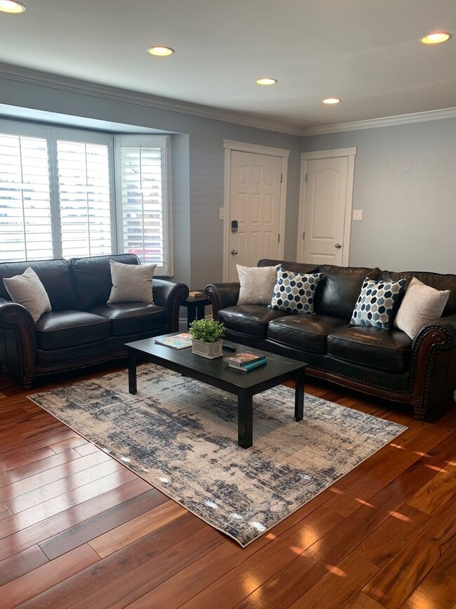 Building Photo - STUNNING 4 bd. 2 bath Executive Sunnyside ...