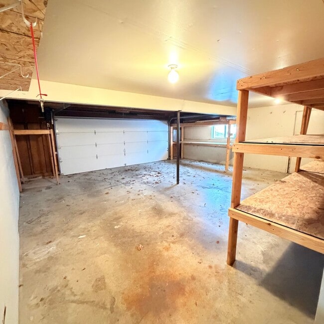 Building Photo - 906 Summit Dr