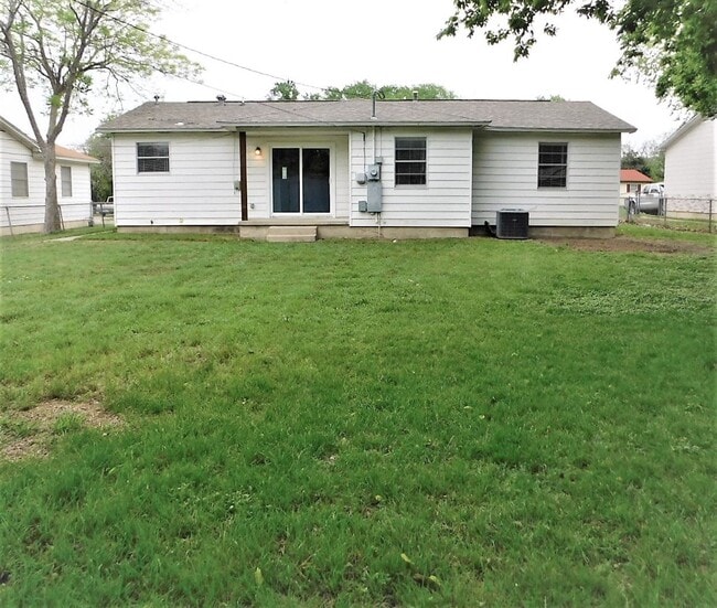 Building Photo - 1100 Estes Dr