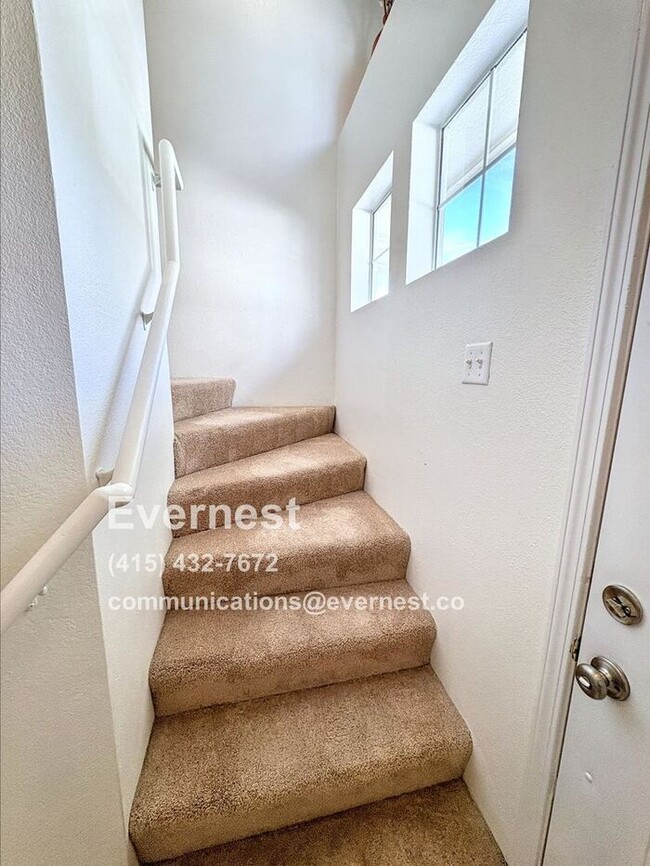 Building Photo - Lovely 2-Bedroom Townhome: Comfort and Con...