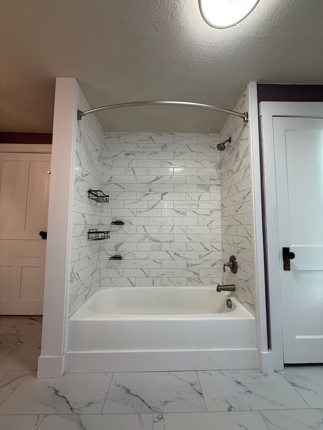 Building Photo - 960 Maple St