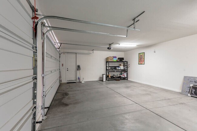 Building Photo - Stunning 5 Bed, 4 Full Baths And 2 Half Ba...