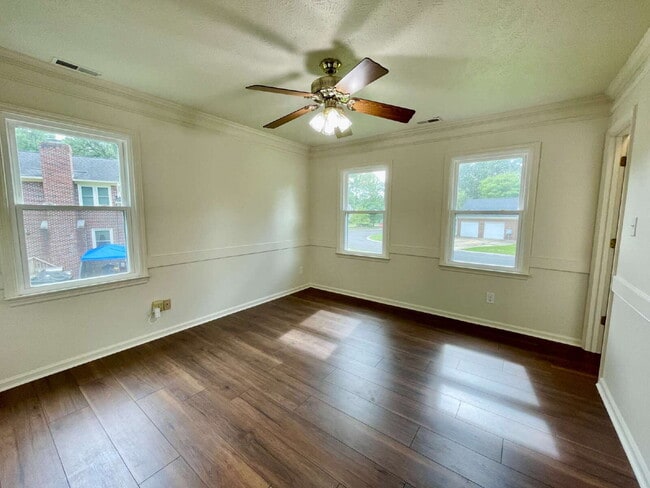 Building Photo - Spacious 6-Bedroom Gem In Fayetteville!
