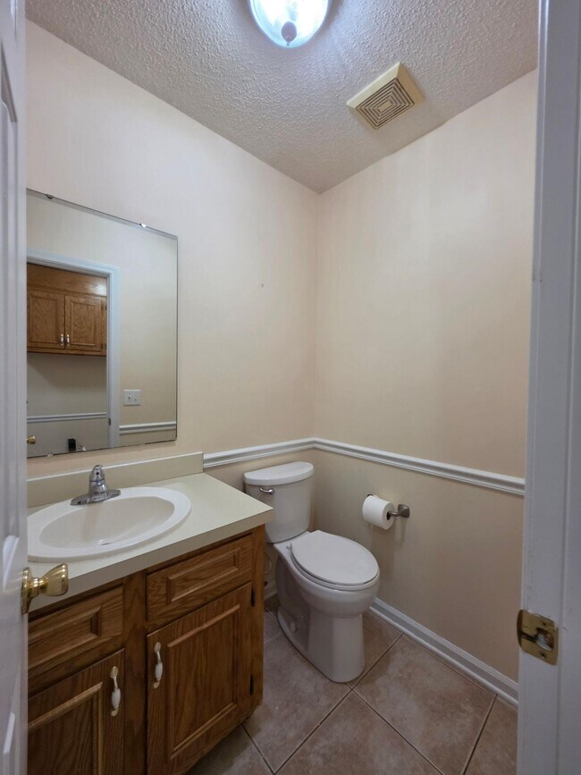 Building Photo - 450 Derek Dr