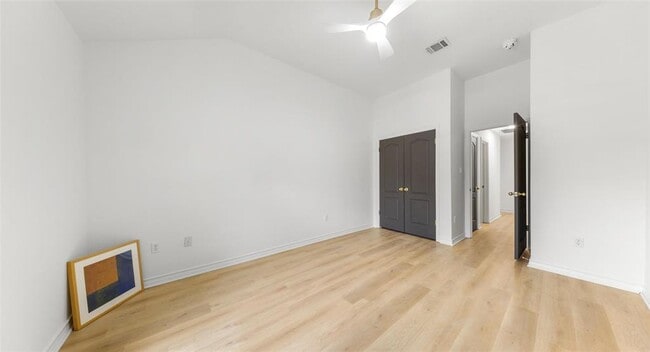 Building Photo - 2527 Crenshaw Dr