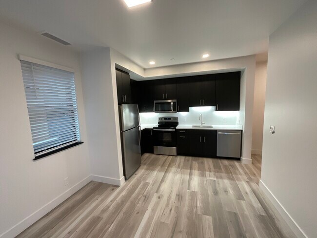 Primary Photo - 2051 Cross St