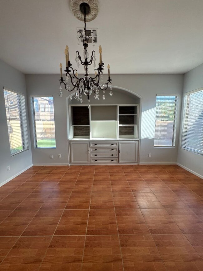 Building Photo - Upgraded home in Glendale with Pool