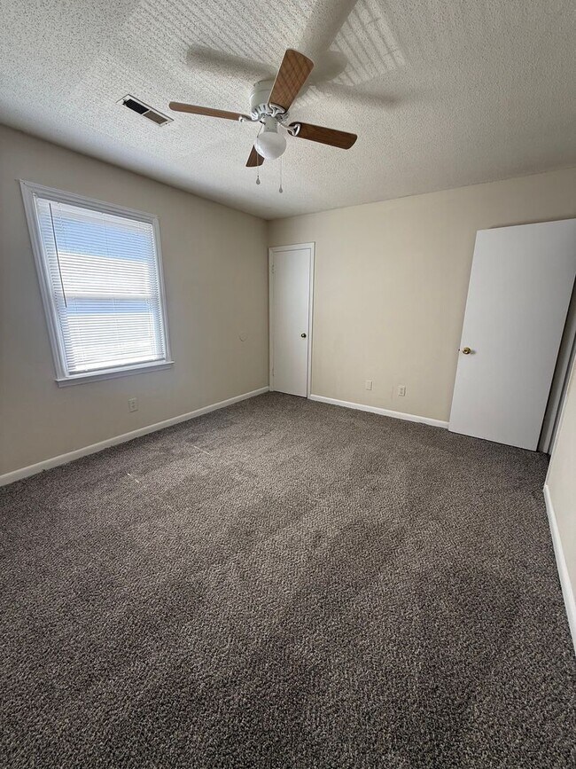 Building Photo - 904 Verdant Dr