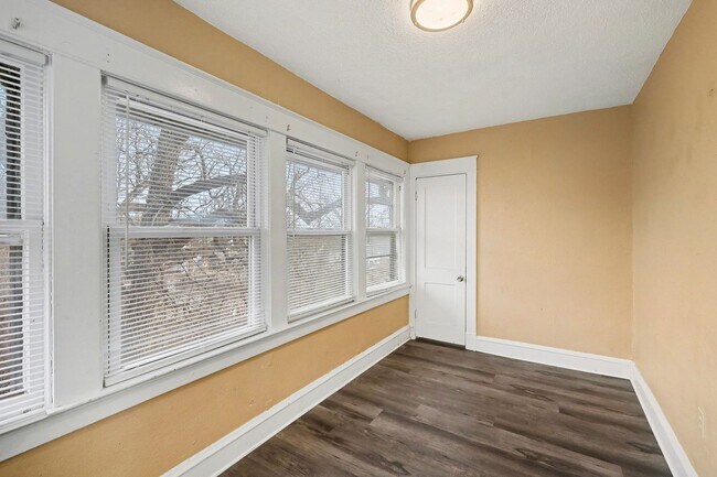 Building Photo - Beautiful 2 Bedroom 1 Bathroom house in Kansas City!