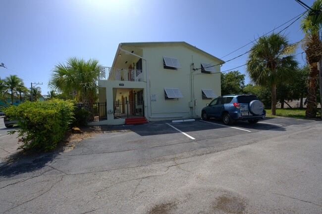 Building Photo - 220 Lucerne Ave