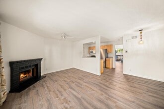 Building Photo - Fabulous University Heights location!