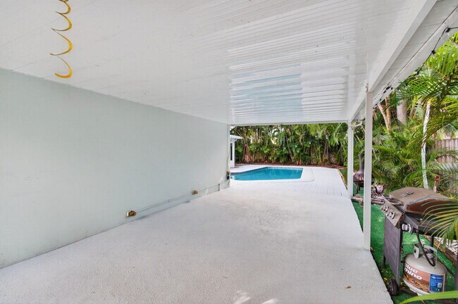 Building Photo - 699 NW 16th Ave